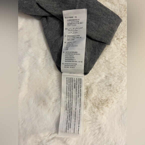 HOLLISTER GRAPHIC TEE, WOMEN, MEDIUM - Picture 5 of 5